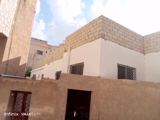 بيت للبيع طابق واحد مقسم الى 3 شقق مع سطح