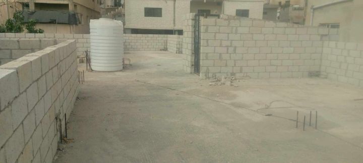 بيت للبيع طابق واحد مقسم الى 3 شقق مع سطح 5