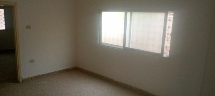 بيت للبيع طابق واحد مقسم الى 3 شقق مع سطح 9