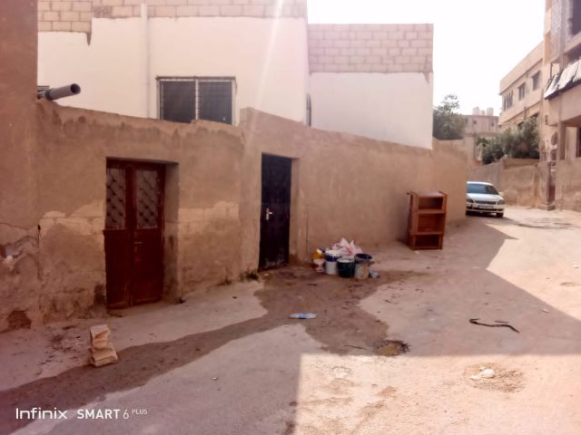 بيت للبيع طابق واحد مقسم الى 3 شقق مع سطح 10