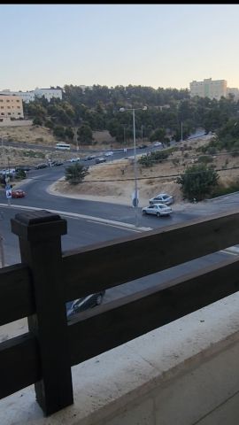 شقة فارغة للايجار نظيفة ومُطلّة لعرسان في الجبيهة الزويتينة  5