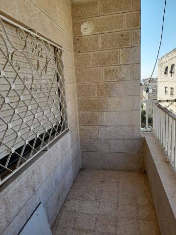 شقة للايجار جبل الحسين 8