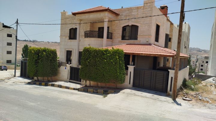 فيلا للبيع من المالك مباشره في منطقة فلل راقيه وهادئة