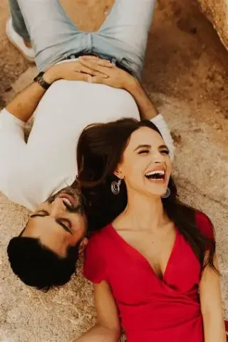 رجل يبحث عن فتاه